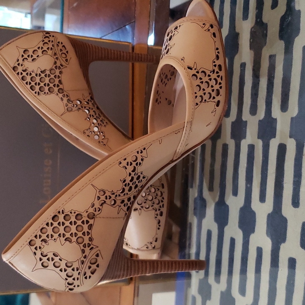 NWB Louise et Cie "Gretel" Natural Laser Cut Leather Peep-Toe Heels  Size: 9.5